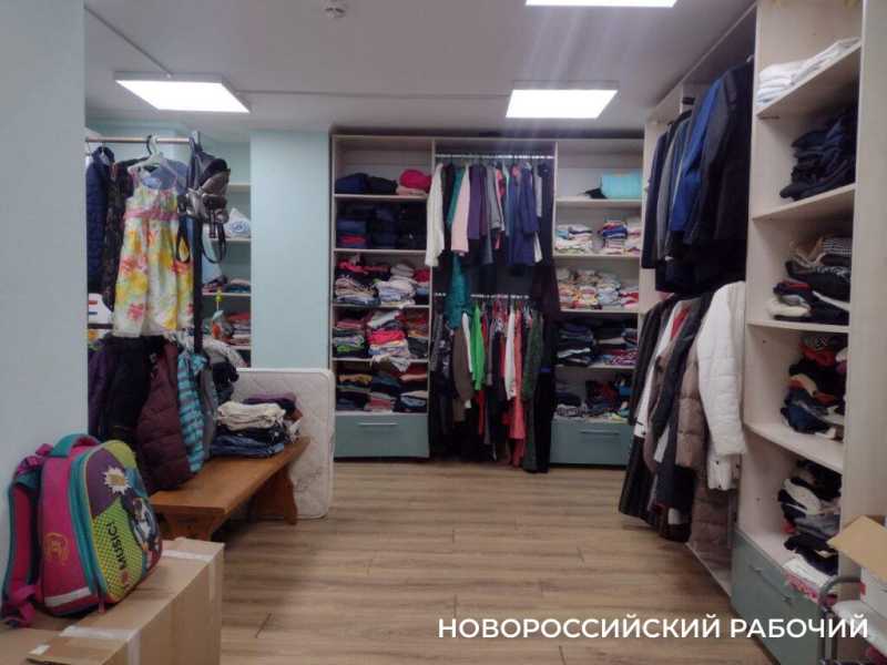 В центрах «вторые руки» Новороссийска можно найти ушедшие из России бренды, готическую обувь и… водолазные сапоги