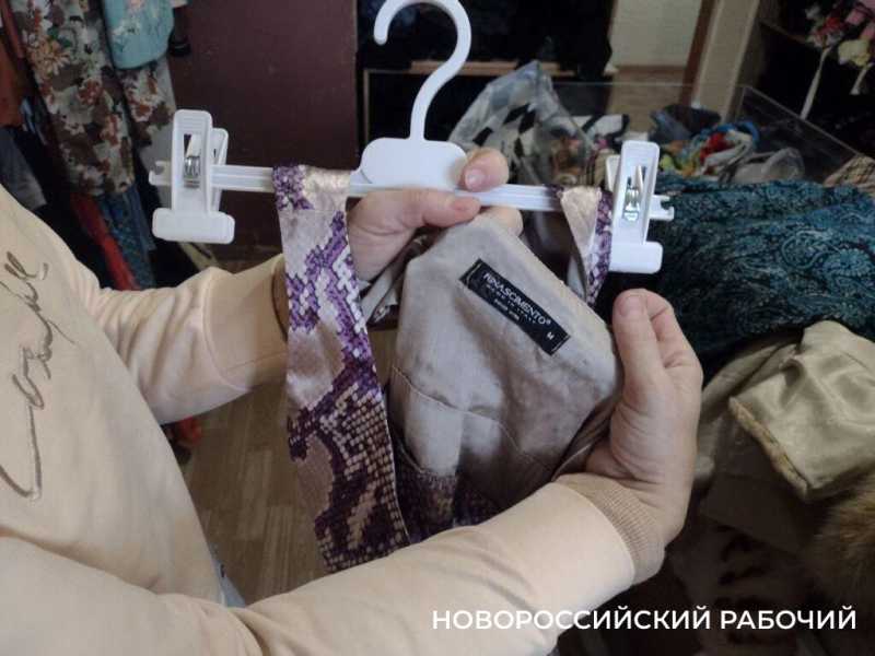 В центрах «вторые руки» Новороссийска можно найти ушедшие из России бренды, готическую обувь и… водолазные сапоги
