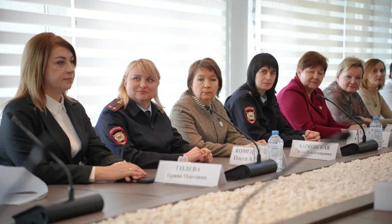 В честь Дня образования комиссии по делам несовершеннолетних в администрации Новороссийска отметили лучших представителей системы профилактики