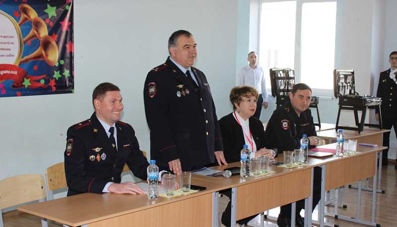 В городе-герое Новороссийске полицейские и сотрудники Краснодарского университета МВД России дали яркий старт акции «Студенческий десант»