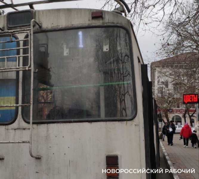 В Новороссийске чуть было не «выронили» из троллейбуса пожилую пассажирку