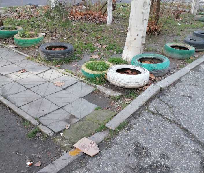В Новороссийске дали очередной бой убогим клумбам из бу покрышек
