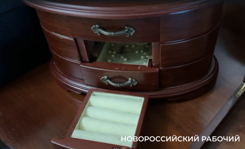 В Новороссийске домработница вынесла у хозяйки золота почти на миллион рублей