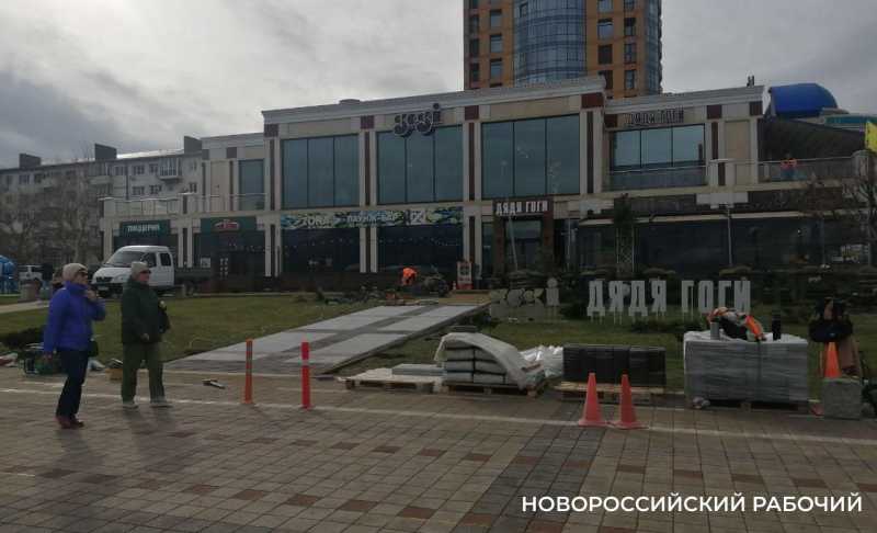 В Новороссийске дорожку к ресторану проложили по газону набережной