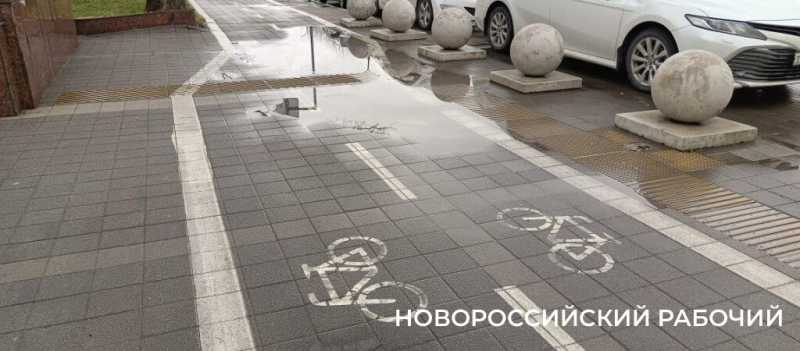 В Новороссийске гигантская велодорожка «захватила» тротуар