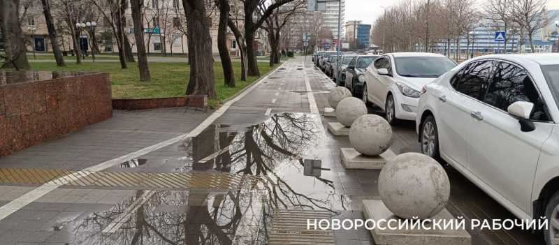 В Новороссийске гигантская велодорожка «захватила» тротуар