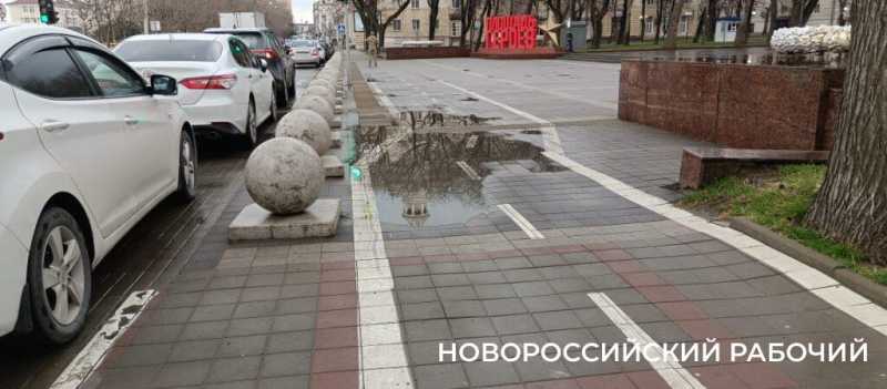 В Новороссийске гигантская велодорожка «захватила» тротуар