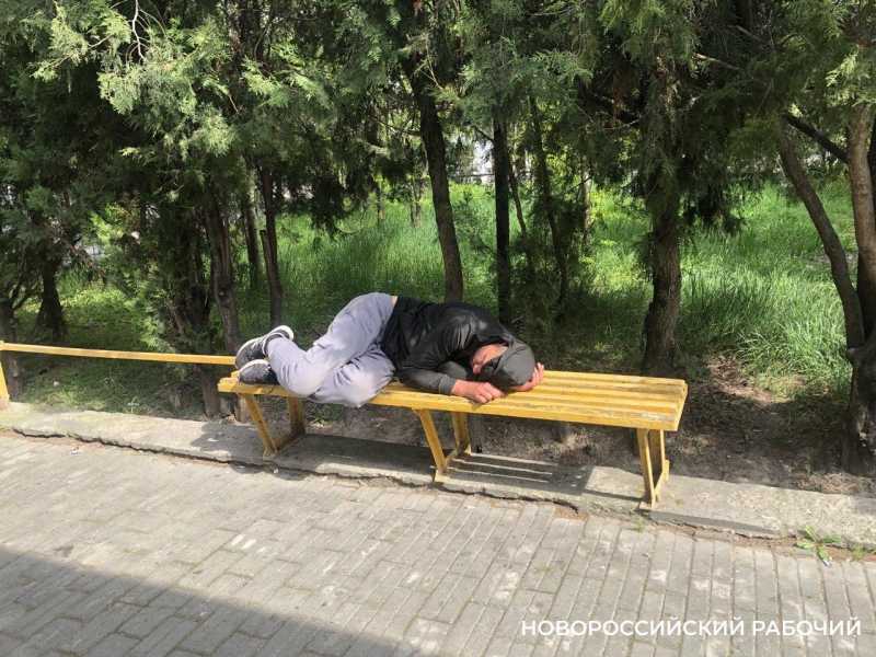 В Новороссийске мужчина после сна на лавочке остался без телефона