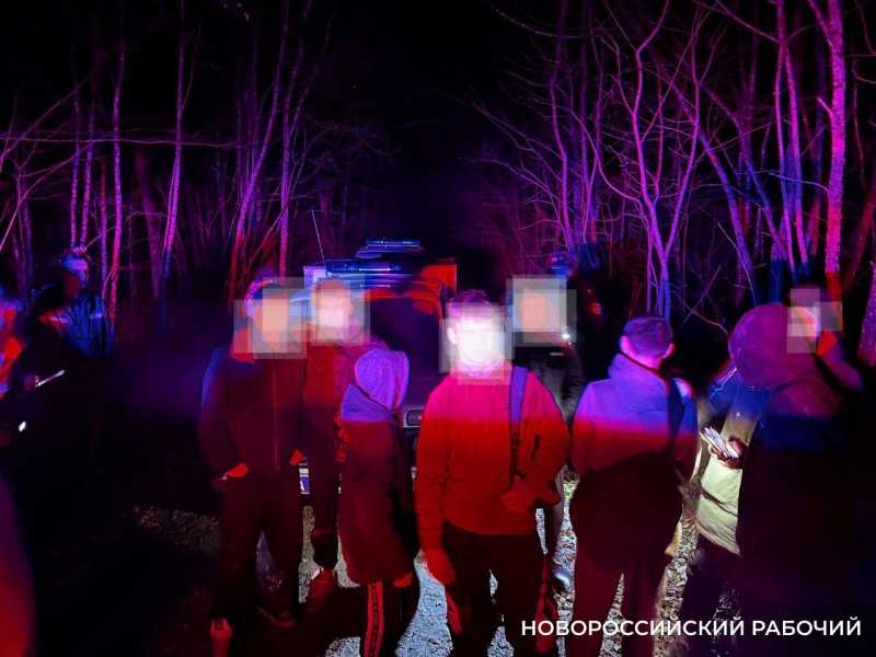 В Новороссийске ночью заблудились семеро парней на мотоциклах