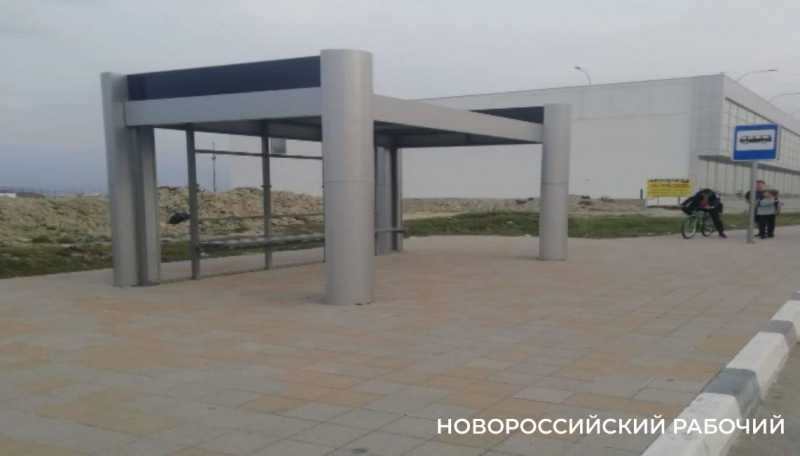 В Новороссийске новые остановки жители назвали «табуретками». Они тесные и не защищают от дождя и ветра