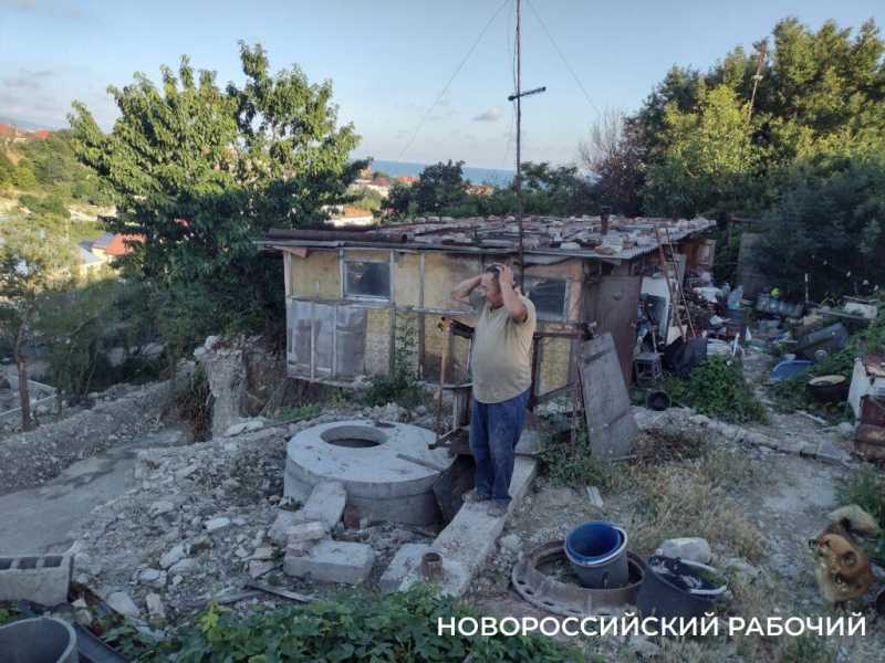 В Новороссийске пенсионер, участок которого сползает в пропасть, пошел в суд
