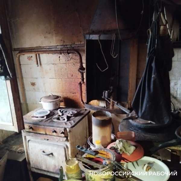 В Новороссийске в квартире пенсионера в 15 кошками горел «вечный огонь», который мог взорвать весь дом. Подробности шок-истории
