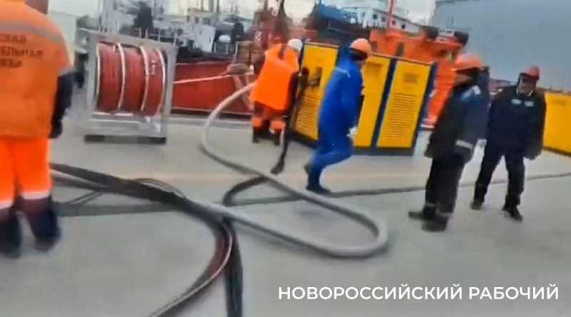 В Новороссийске ждут погоды для отправки  установки по откачке нефти к месту аварии