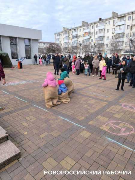 В Рождество жители Новороссийска прыгали в мешках, перетягивали канат и приобщались к традиционным русским забавам