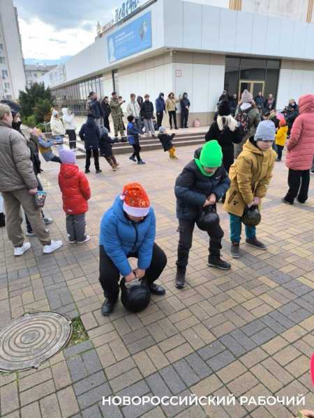 В Рождество жители Новороссийска прыгали в мешках, перетягивали канат и приобщались к традиционным русским забавам