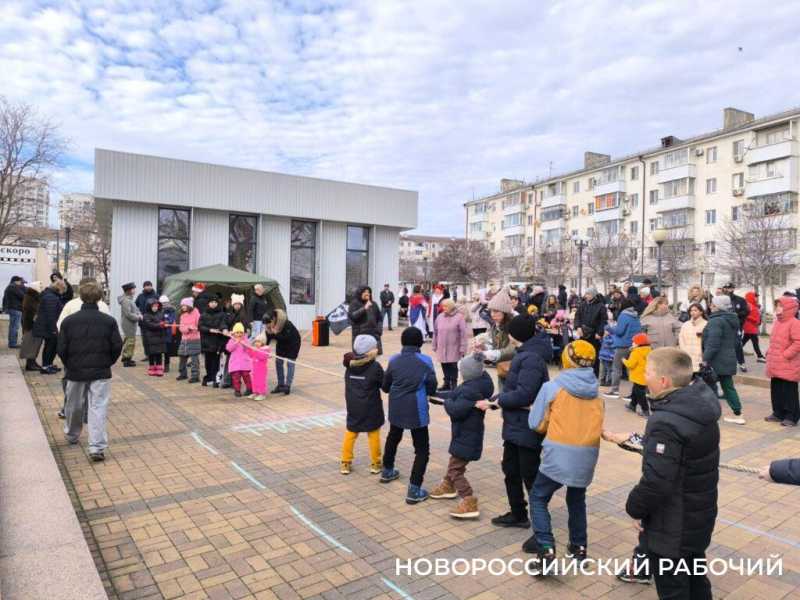 В Рождество жители Новороссийска прыгали в мешках, перетягивали канат и приобщались к традиционным русским забавам