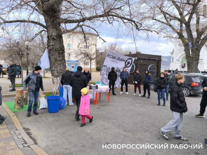 В Рождество жители Новороссийска прыгали в мешках, перетягивали канат и приобщались к традиционным русским забавам