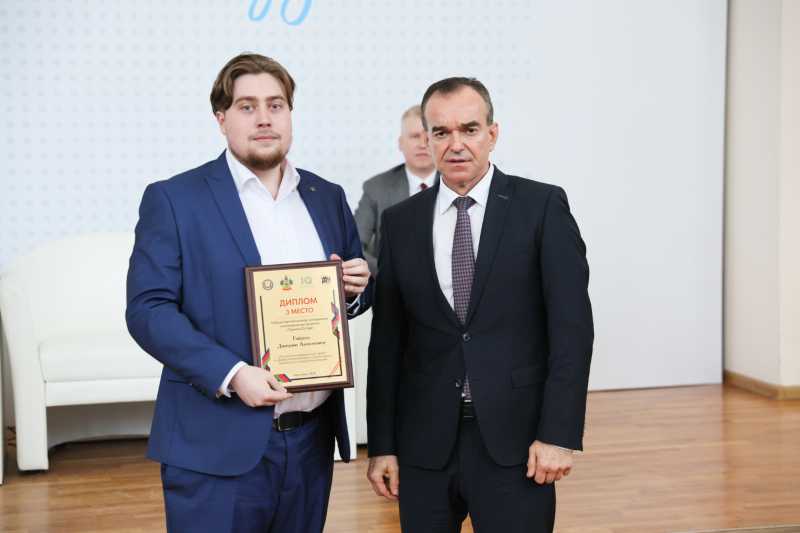Вениамин Кондратьев наградил победителей конкурса «Премия IQ года»