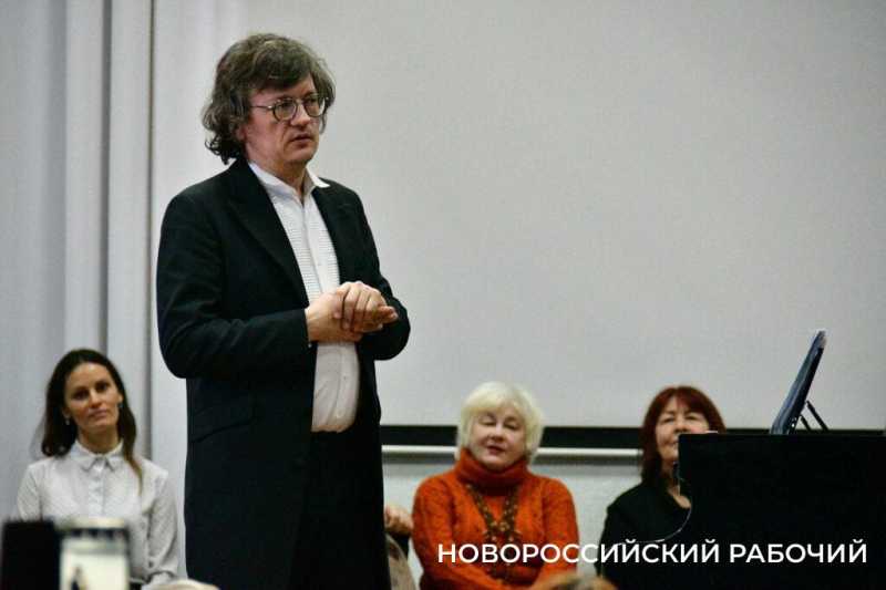 Александр Яковлев, пианист с мировым именем, дал концерт в колледже Новороссийска