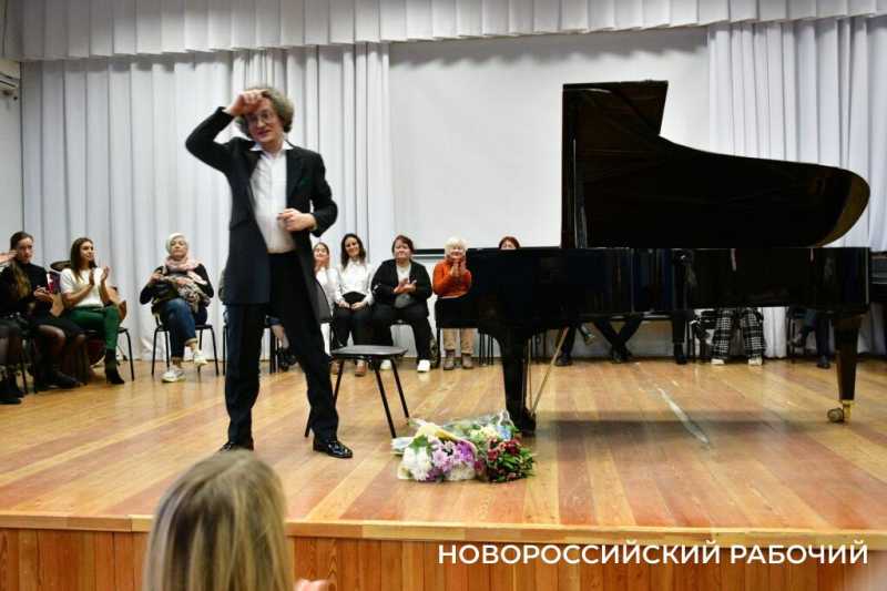 Александр Яковлев, пианист с мировым именем, дал концерт в колледже Новороссийска