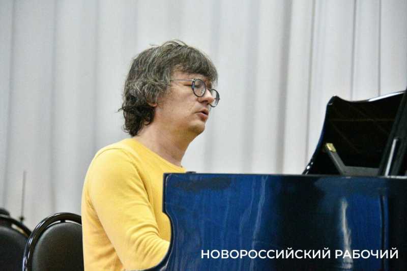 Александр Яковлев, пианист с мировым именем, дал концерт в колледже Новороссийска