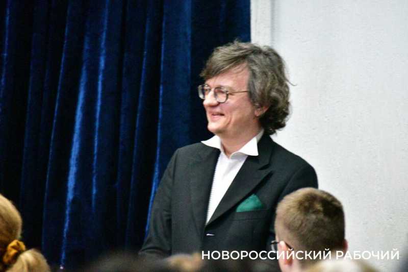 Александр Яковлев, пианист с мировым именем, дал концерт в колледже Новороссийска