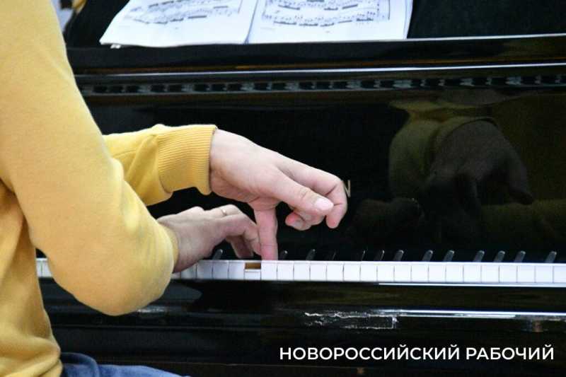 Александр Яковлев, пианист с мировым именем, дал концерт в колледже Новороссийска
