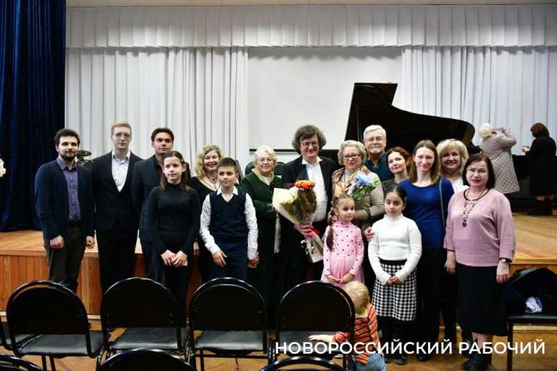 Александр Яковлев, пианист с мировым именем, дал концерт в колледже Новороссийска