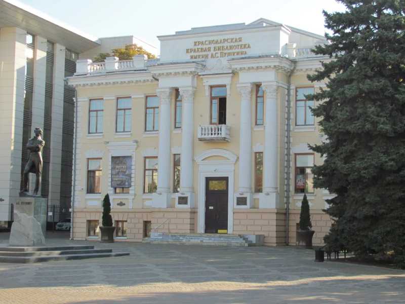 Анна Минькова поздравила сотрудников библиотеки имени А.С. Пушкина с юбилеем
