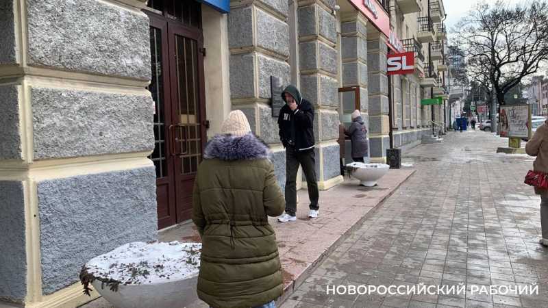 «Берете в руки инструменты и идете трудиться!» Районных глав Новороссийска отправили на очистку тротуаров