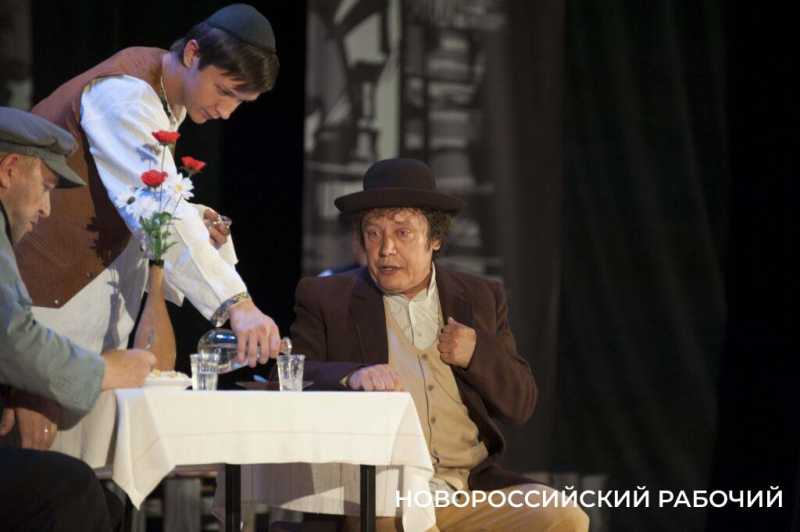 Что едят и пьют актеры новороссийского театра на сцене и почему зрители уносят деньги со спектакля