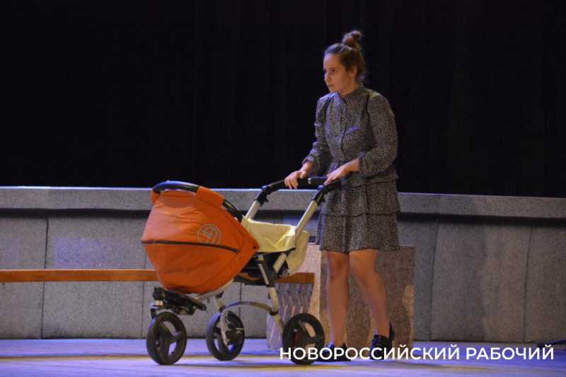 Что едят и пьют актеры новороссийского театра на сцене и почему зрители уносят деньги со спектакля