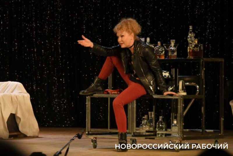 Что едят и пьют актеры новороссийского театра на сцене и почему зрители уносят деньги со спектакля