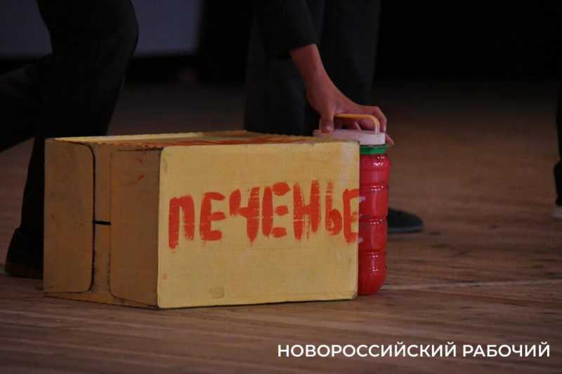 Что едят и пьют актеры новороссийского театра на сцене и почему зрители уносят деньги со спектакля