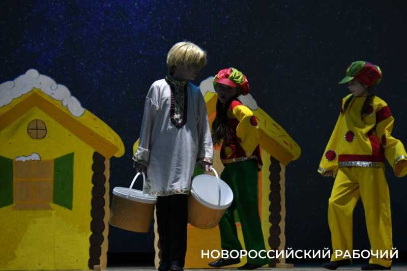 Что едят и пьют актеры новороссийского театра на сцене и почему зрители уносят деньги со спектакля