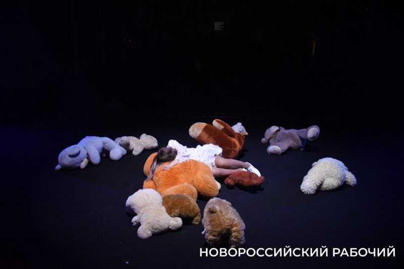 Что едят и пьют актеры новороссийского театра на сцене и почему зрители уносят деньги со спектакля