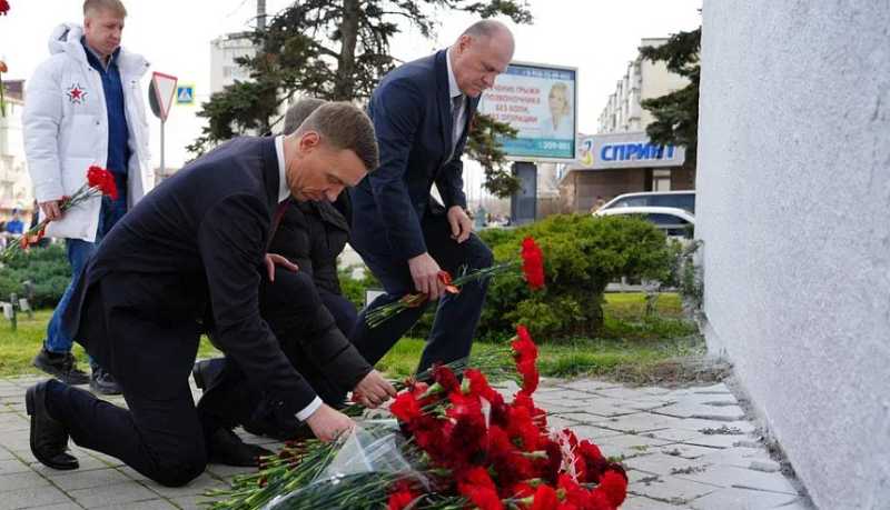 Делегации гостей Всероссийской акции «Бескозырка» возложили цветы к памятникам военной истории города-героя Новороссийска