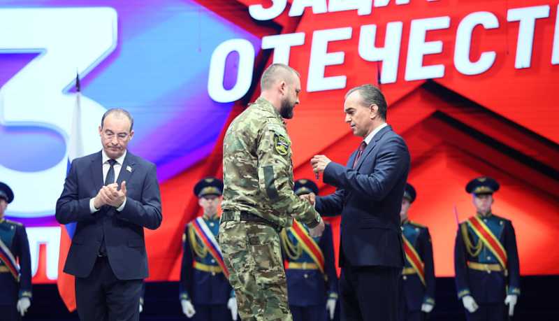 Губернатор Вениамин Кондратьев вручил награды участниками специальной военной операции