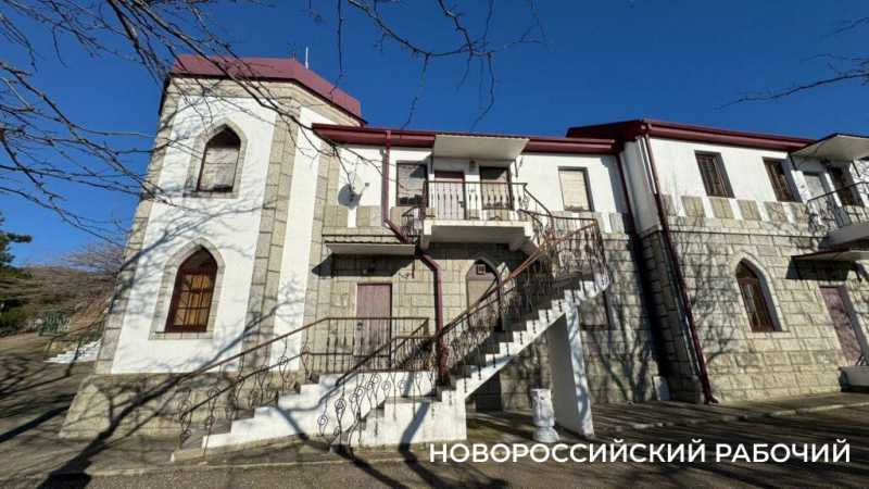 Интрига из начала 20 века! В окрестностях Новороссийска хорошо сохранился «сельский замок» князя Голицына?
