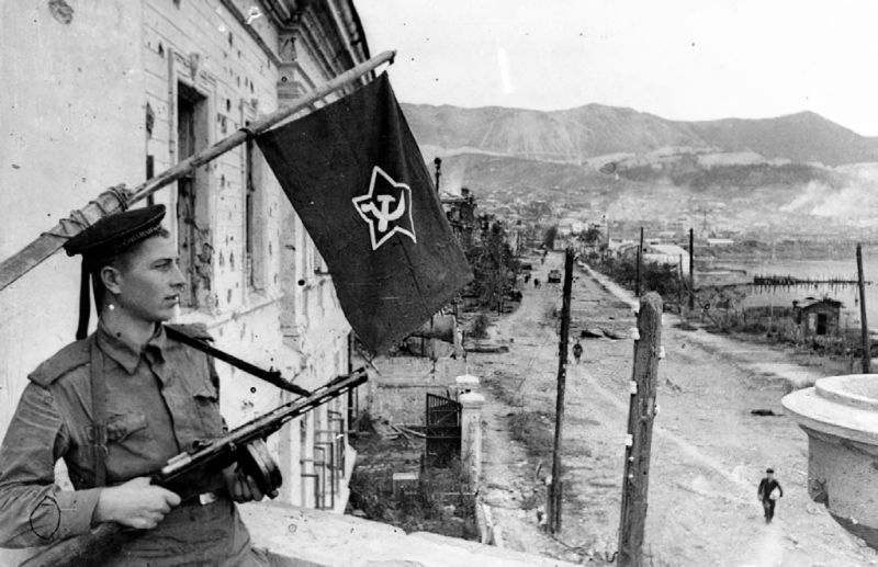 Корзиночка с кремом, таинственная могила, вера в коммунизм и опасность жизни на Шесхарисе. Что волновало жителей Новороссийска в феврале разных лет