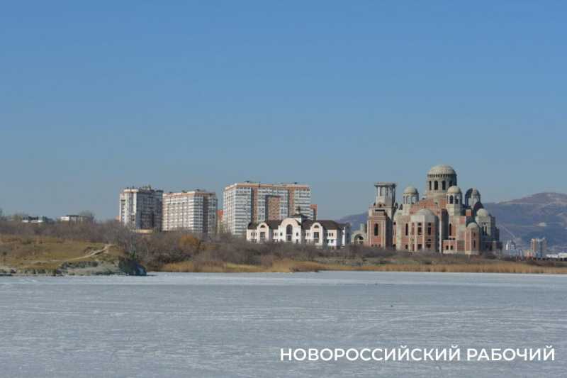 «Море в Новороссийске НЕ ЗАМЕРЗЛО»! Местные смеются над фейками, которые завирусились в сети