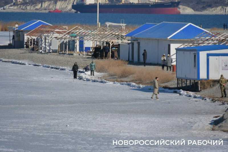«Море в Новороссийске НЕ ЗАМЕРЗЛО»! Местные смеются над фейками, которые завирусились в сети