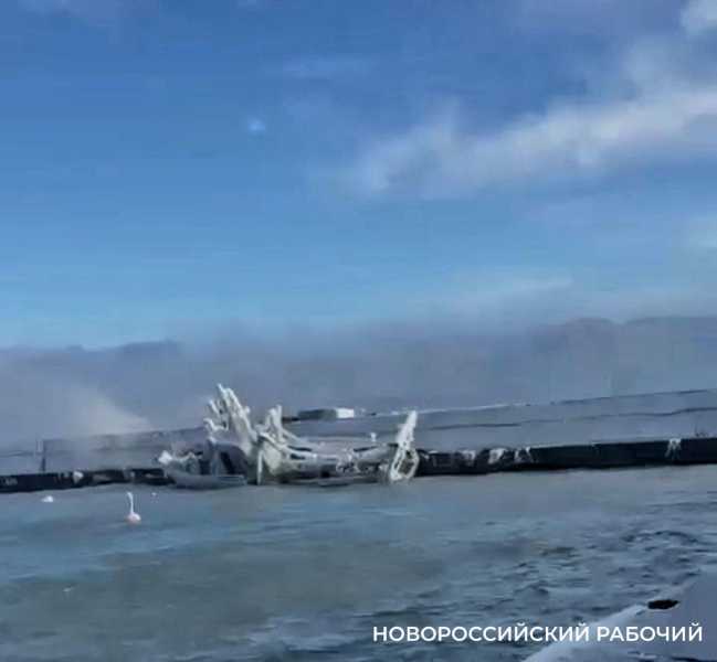 На затонувшем в акватории Новороссийска судне — 200 л дизтоплива
