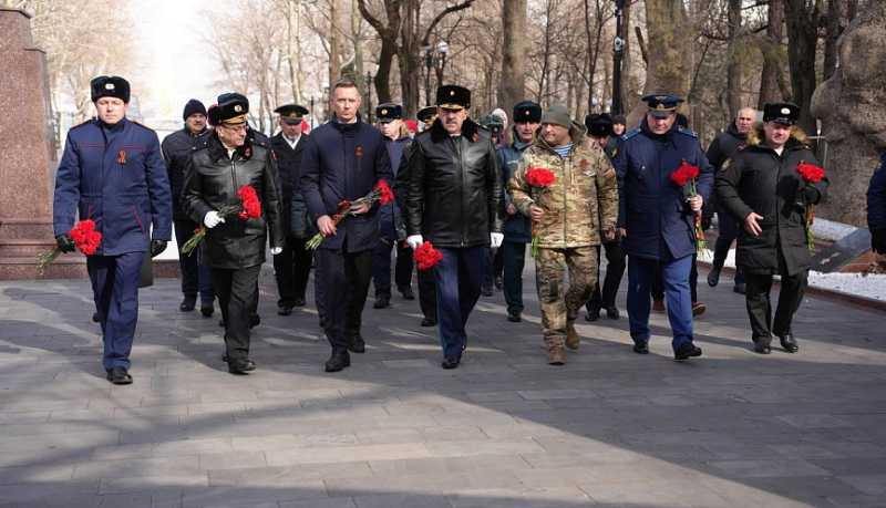 Накануне Дня защитника Отечества в Новороссийске состоялась акция памяти на площади Героев