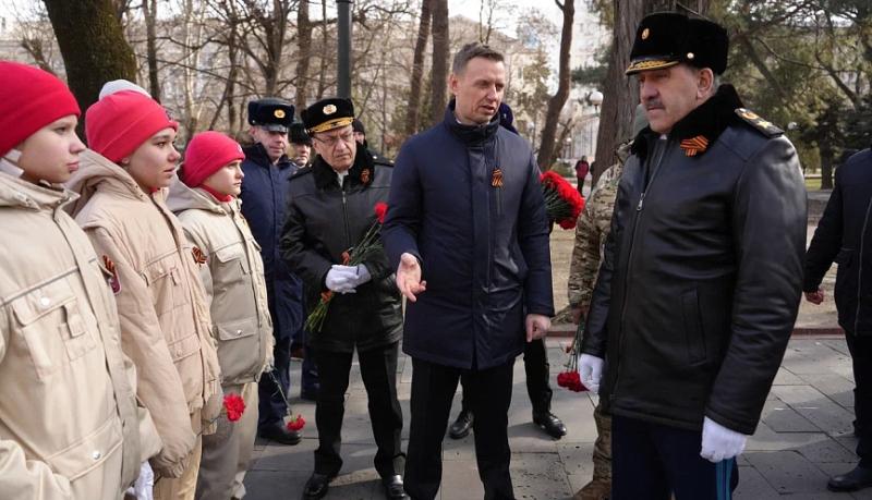 Накануне Дня защитника Отечества в Новороссийске состоялась акция памяти на площади Героев