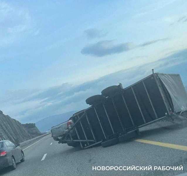 Под Новороссийском перевернулся грузовик и снова ограничили движение