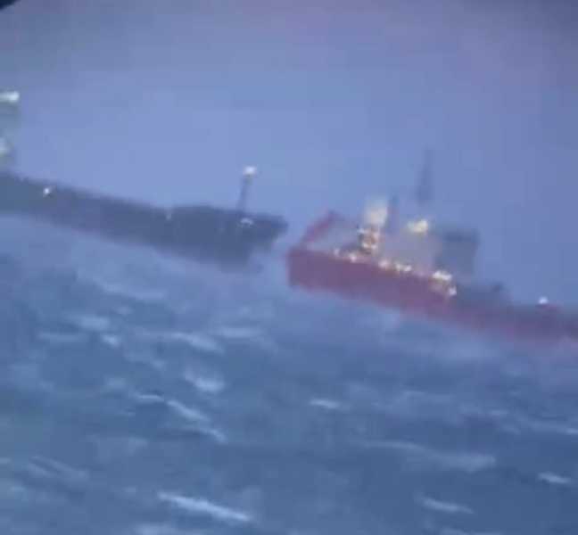 Под Новороссийском расцепили танкер и сухогруз. ЧС не произошло