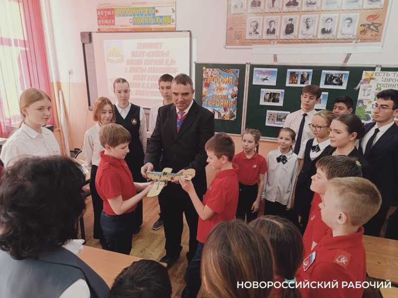 Реликвию семьи Героев Советского Союза братьев Коккинаки передали в школьный музей Новороссийска