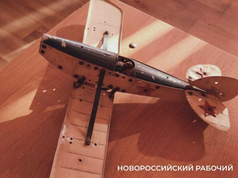 Реликвию семьи Героев Советского Союза братьев Коккинаки передали в школьный музей Новороссийска