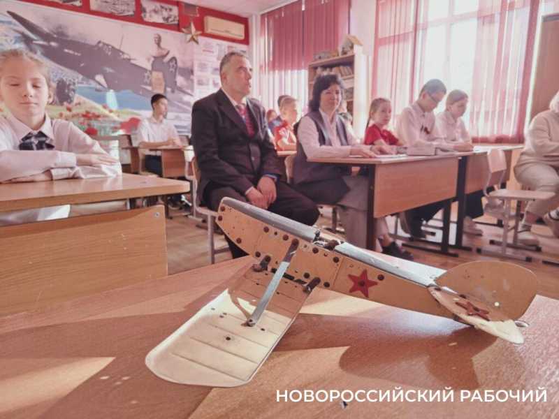 Реликвию семьи Героев Советского Союза братьев Коккинаки передали в школьный музей Новороссийска